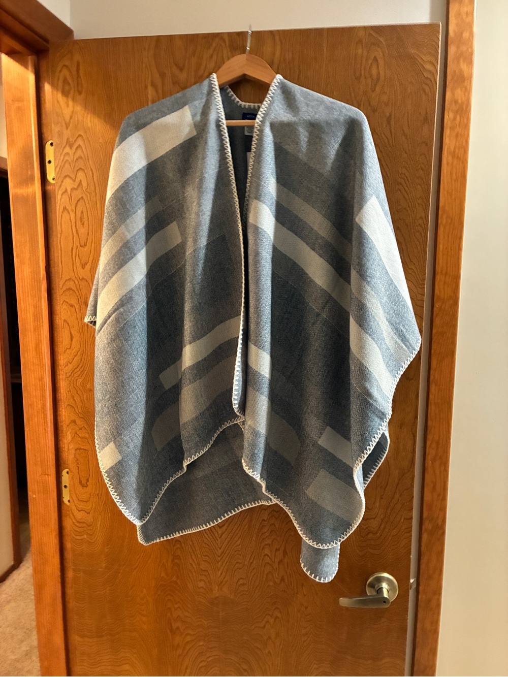💙blue and white poncho style wrap